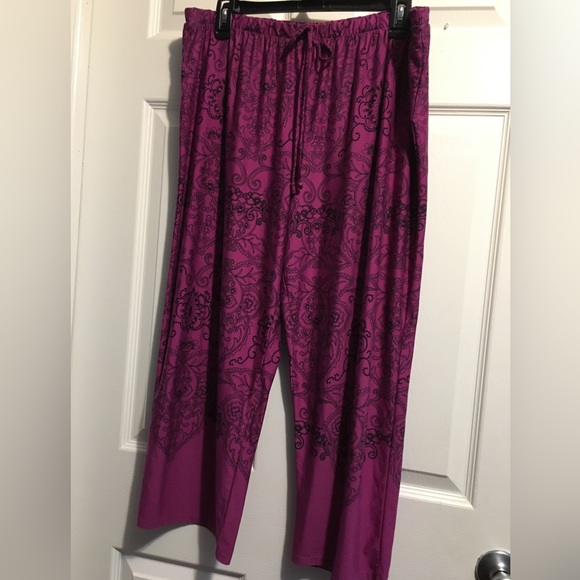 Woman’s 2 Piece INTIMATES Sleepwear Set. - Picture 12 of 15